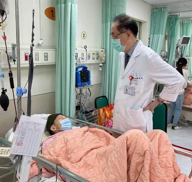 主治陳冠仰醫師，每次都會來急診室，了解診察父親身體狀況，也給鼓勵打氣。(圖/葉雅馨)
