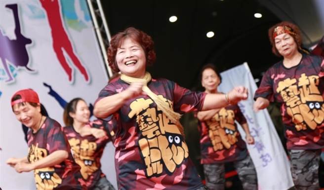 参加街舞大赛的长者们，年龄皆已超过半百，但跳起舞来依然活力洋溢。（图/台北仁济院提供）
