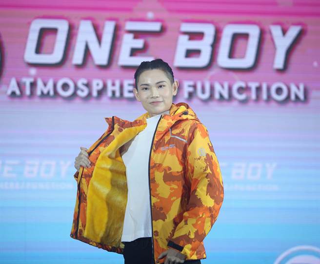 戴资颖穿着ONE BOY橘黄格迷彩衝锋衣走秀，酷帅有型。（陈怡诚摄）