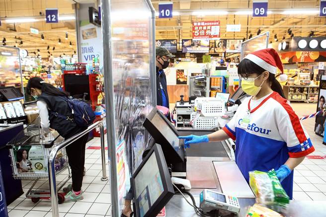 继全联併购大润发后，家乐福总部也有意出售台湾业务，外传年底拍板定案。（示意图，邓博仁摄）