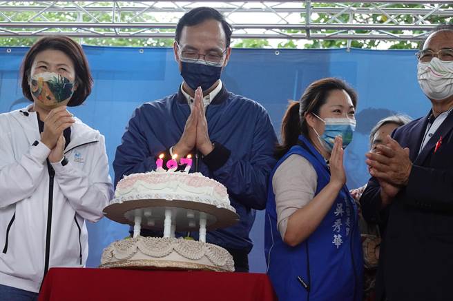 國民黨主席朱立倫20日下午至台東市與黨員同歡慶祝127歲黨慶，受訪呼籲行政院長蘇貞昌不要鴨霸。（蔡旻妤攝）