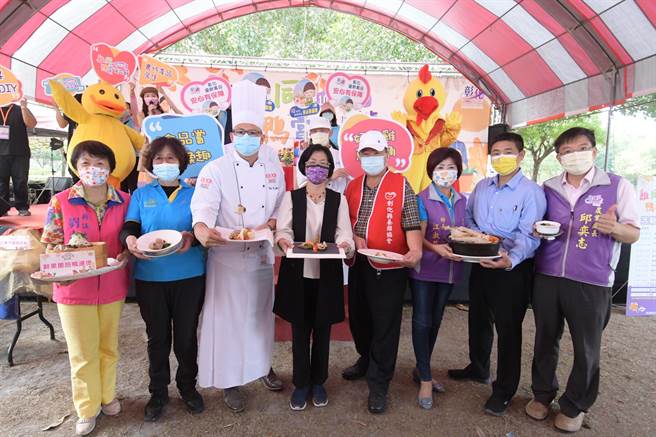 彰化县政府农业处整合养鸡与水禽两大协会，行销优质鸡鸭鹅肉品与蛋品，20日共同在溪州公园办理「鸡同鸭赏禽品节」现场热闹滚滚，6大展示区有吃有玩又有好礼可拿。（谢琼云摄）