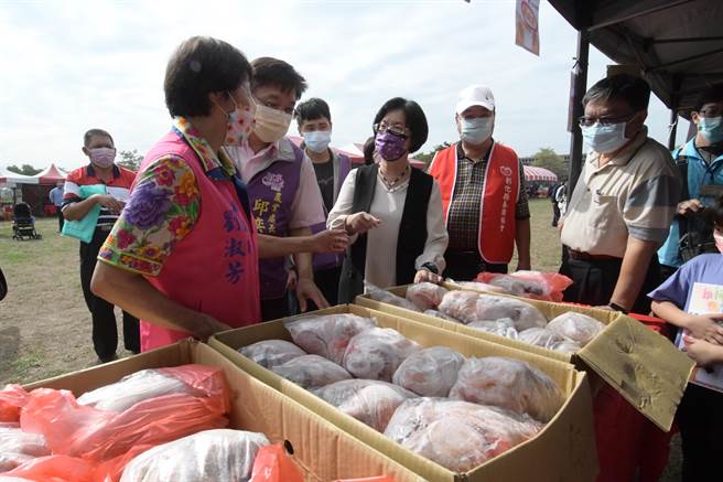 彰化县政府农业处整合养鸡与水禽两大协会，行销优质鸡鸭鹅肉品与蛋品，20日共同在溪州公园办理「鸡同鸭赏禽品节」现场热闹滚滚，6大展示区有吃有玩又有好礼可拿。（谢琼云摄）