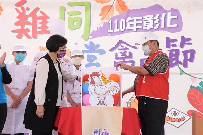 彰化县政府农业处整合养鸡与水禽两大协会，行销优质鸡鸭鹅肉品与蛋品，20日共同在溪州公园办理「鸡同鸭赏禽品节」现场热闹滚滚，6大展示区有吃有玩又有好礼可拿。（谢琼云摄）