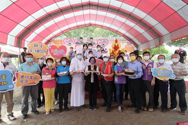 彰化县政府农业处整合养鸡与水禽两大协会，行销优质鸡鸭鹅肉品与蛋品，20日共同在溪州公园办理「鸡同鸭赏禽品节」现场热闹滚滚，6大展示区有吃有玩又有好礼可拿。（谢琼云摄）