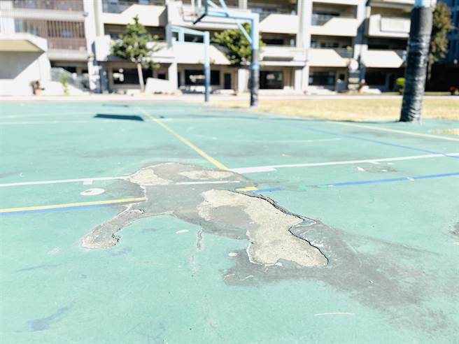 后里国小篮球场地出现破损、斑驳、裂缝情形，影响师生教学及运动。（陈淑娥摄）