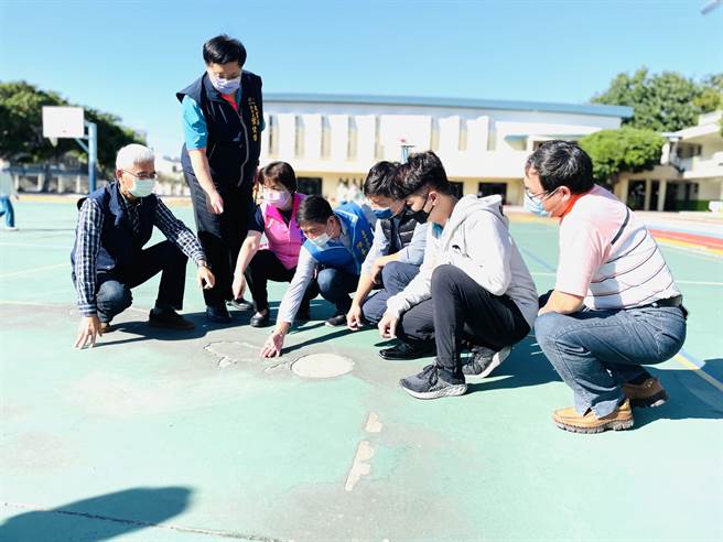 后里国小篮球场地出现破损、斑驳、裂缝情形，立委杨琼璎邀集台中市教育局会勘。（陈淑娥摄）