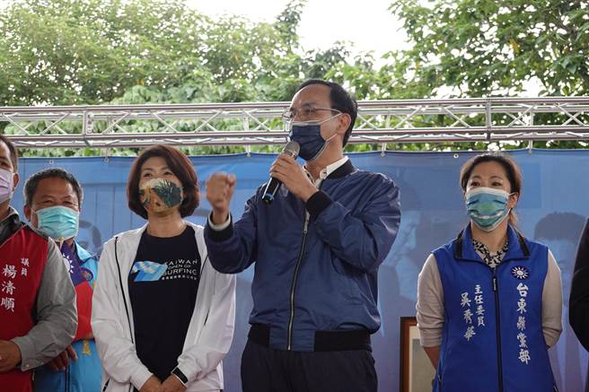 国民党主席朱立伦20日至台东与民眾庆祝国民党127岁党庆。（蔡旻妤摄）