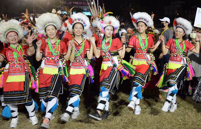 屏县府举办「收穫那么多」，全县原民聚集屏东市千禧公园欢庆收穫祭。（林和生摄）