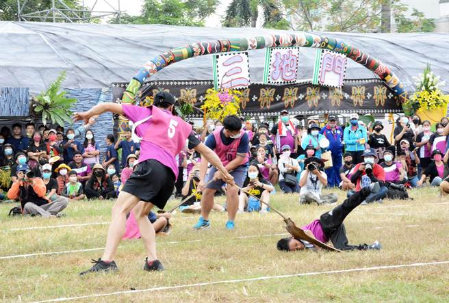 屏县府举办「收穫那么多」，当中趣味竞赛的槟榔叶赛跑，让亲子体验旧时部落游戏。（林和生摄）
