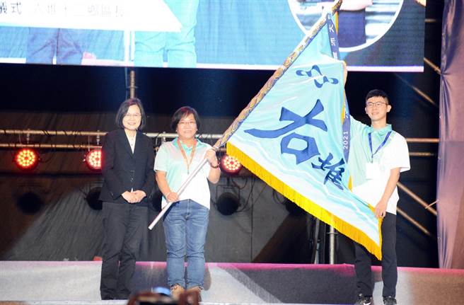 蔡英文总统参与六堆300纪念活动，为六堆总理后代授旗。(林和生摄)