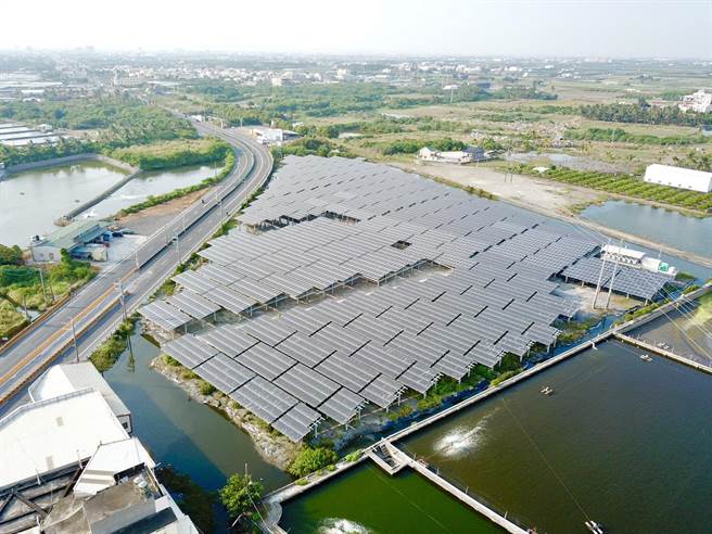 屏县利用地层下陷等不利耕地发展绿能，明年朝全县民生全绿电目标迈进。(屏县环保局提供)