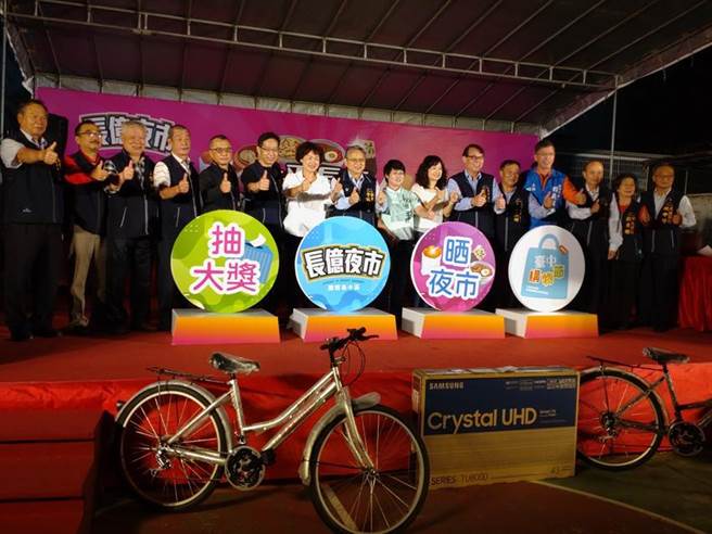 （台中市经发局今日前进太平区「长亿夜市」摊贩集中区，举办「太平长亿欢乐嘉年华」活动。图／曾丽芳）
