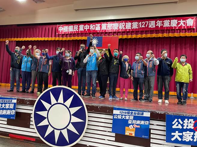 國民黨副主席連勝文今（20日）前往新北市中和區市民活動中心，出席「國父建黨127周年黨慶表揚晉齡黨員暨1218反萊豬公投說明會」。（葉書宏攝）