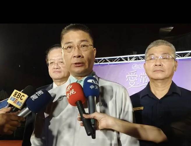 內政部長徐國勇（中）晚間到台南參加愛爾麗集團舉辦的公益音樂會。（曹婷婷攝）