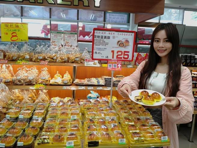 （枫康超市推出每日现烤新鲜蛋黄酥，今日抢先在台中青海店推广促销，吸引民眾採购。图／曾丽芳）
