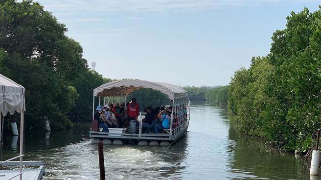 北门虱目鱼节小旅行，带游客漫游台版亚马逊河。（台南市北门区公所提供／刘秀芬台南传真）