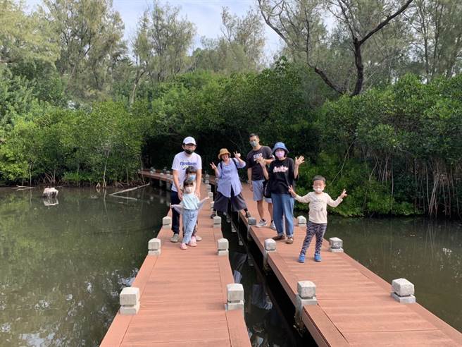 北门虱目鱼节小旅行，带游客漫游台版亚马逊河。（台南市北门区公所提供／刘秀芬台南传真）