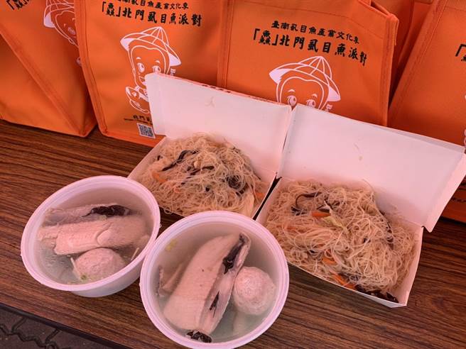 北门虱目鱼节20日于双春滨海游憩园区热闹登场，提供美味虱目鱼料理、米粉供品尝。（台南市北门区公所提供／刘秀芬台南传真）