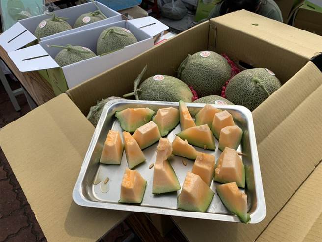 北门虱目鱼节20日于双春滨海游憩园区热闹登场，提供美味哈密瓜供品尝。（台南市北门区公所提供／刘秀芬台南传真）