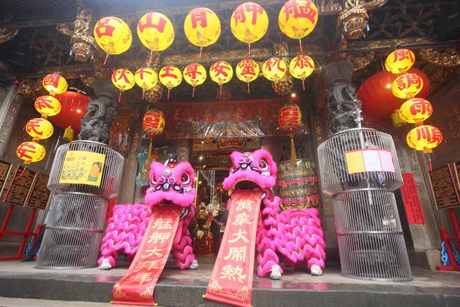 文化总会今年再度推出结合老城魅力的生活节品牌「万华大闹热」，20日开幕式由台中大甲圣母宫安排的「雷升传艺剧团」带来「开幕福讚」演出，为活动带来诚挚的祝福。（张铠乙摄）