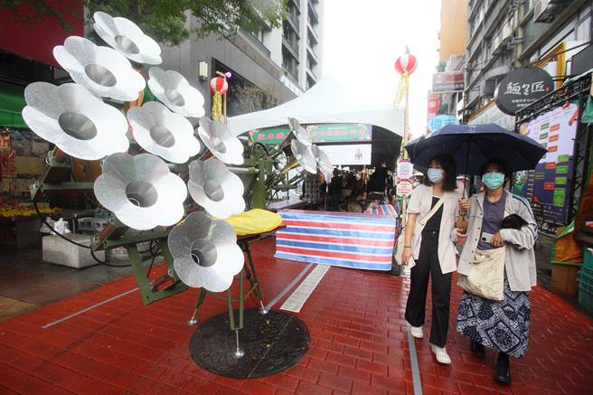 「2021万华大闹热」生活节重头戏音乐祭与市集活动20日盛大登场，其中装置艺术「等待飞机的声音」令人注目。（张铠乙摄）