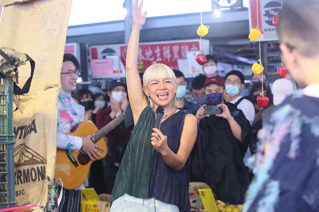 春麵乐队在市场菜摊上搭设极具特色的「直兴」舞台举行演出。（张铠乙摄）