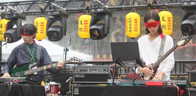 復古实验乐团「Mong Tong梦东」在百年宫庙的「清水」舞台举行演出。（张铠乙摄）