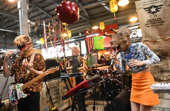 「2021万华大闹热」生活节重头戏音乐祭与市集活动20日盛大登场，独立乐团双人组「The Dinosaur's Skin 恐龙的皮」在市场菜摊上搭设极具特色的「直兴」舞台举行演出。（张铠乙摄）