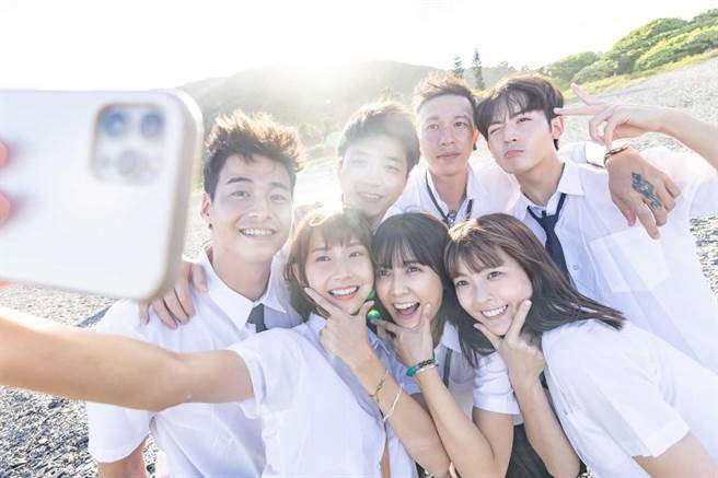 小春（後排右二）最後一天揪大家換上高中制服，完成這趟「畢業旅行」。（好看娛樂提供）