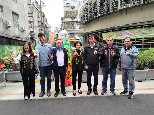 立委罗致政近日又与乡云里谢秀娥里长合作，再度完成两处大型墙面艺术彩绘，并于今（20日）正式剪彩启用。（罗致政服务处提供）