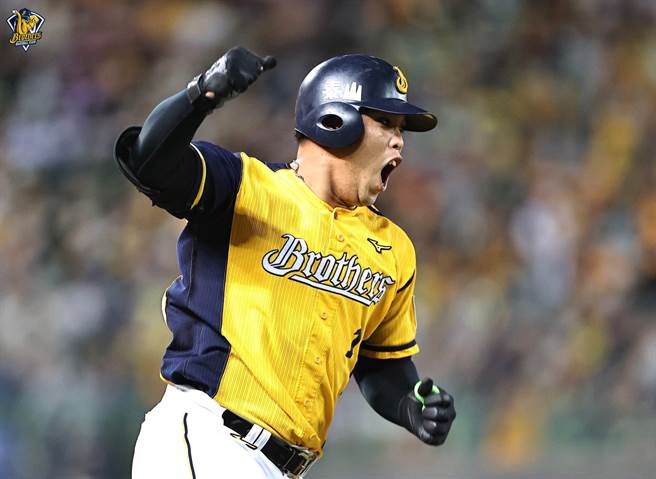 中信兄弟陳子豪單場雙響炮，達成生涯百轟，成為中職史上最年輕百轟球員。（中信兄弟提供）