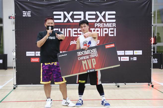預賽最後一站MVP由劉丁維(右)搶下。(3X3.EXE提供)