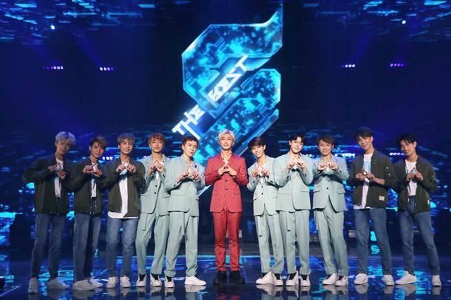 《A级战场》游戏经理人炎亚纶(右六）带领前10强登上大型舞台，相当满意玩家们的表现。（吉利娱乐事业有限公司提供）