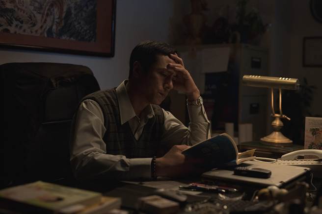 莊凱勛在《美國女孩》中飾演為家庭埋首於工作的爸爸。（傳影提供）