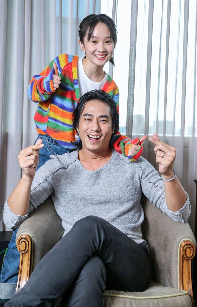 莊凱勛（前）和方郁婷在片中飾演父女。（粘耿豪攝）