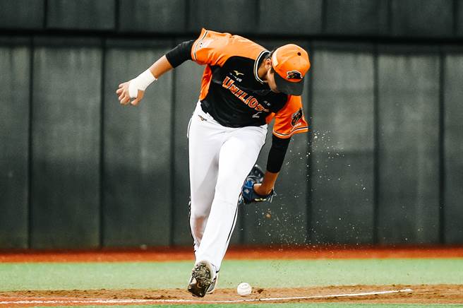 統一獅隊三壘手林子豪單場出現2次失誤。（郭吉銓攝）