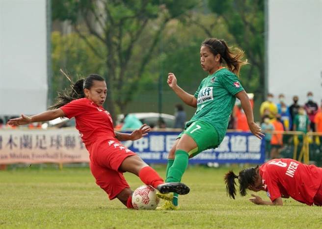 高雄阳信边锋丁旗（中）带球突破，被桃园国际哥斯大黎加外援丹妮（左）飞铲阻挡。（中华足协提供）