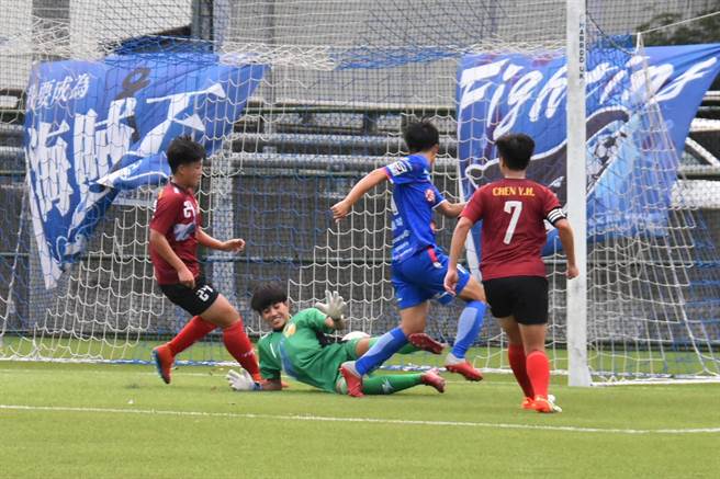 台中蓝鲸赖丽琴（右二）以右脚跟巧射踢进超前球。（中华足协提供）