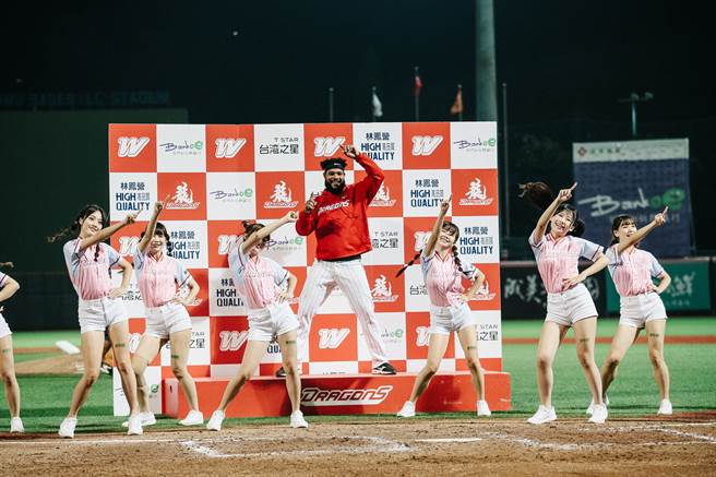 味全龍柯西諾獲選單場MVP賽後大方熱舞。（郭吉銓攝）