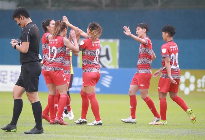 中华女足队长王湘惠（8号）以远射替花莲先驰得点，与队友击掌庆祝进球。（中华足协提供）