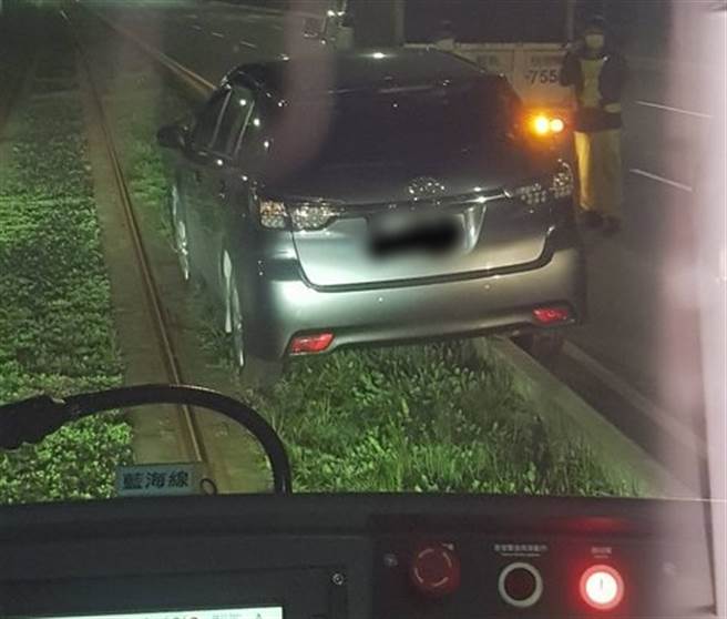 一名康姓男子20日晚间酒后开车，竟开上淡水轻轨沿线，卡在上头。（翻摄批踢踢）