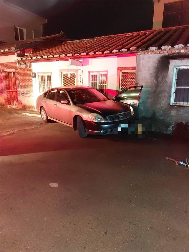 鐘姓老翁疑似停車時排檔拉錯，疑誤入倒車Ｒ檔又誤踩油門，同時忘記拉手剎車，才造成下車時被倒退車輛拖走撞死。(警方提供／林雅惠高雄傳真)