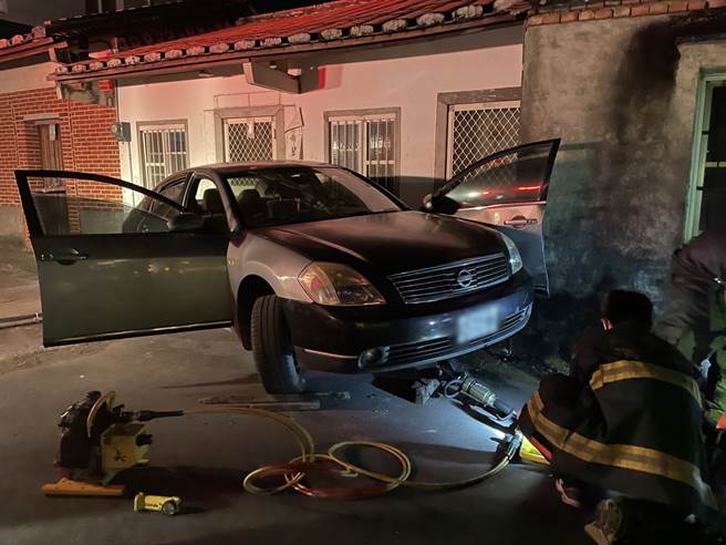 高雄市美濃區20日晚間發生一起離奇死亡事件，一名老翁疑似在倒車時打錯擋，下車時隨即被車捲入前輪，經送醫後仍不治。（民眾提供）