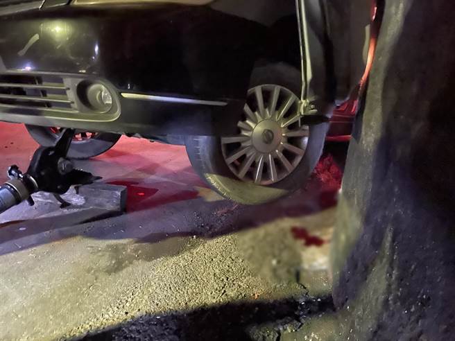 高雄市美濃區20日晚間發生一起離奇死亡事件，一名老翁疑似在倒車時打錯擋，下車時隨即被車捲入前輪，經送醫後仍不治，現場留有血攤灘。（民眾提供）