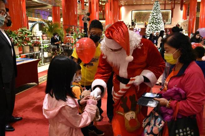 耶诞老公公现身于台北圆山大饭店，与大小朋友温馨互动。（圆山大饭店提供）