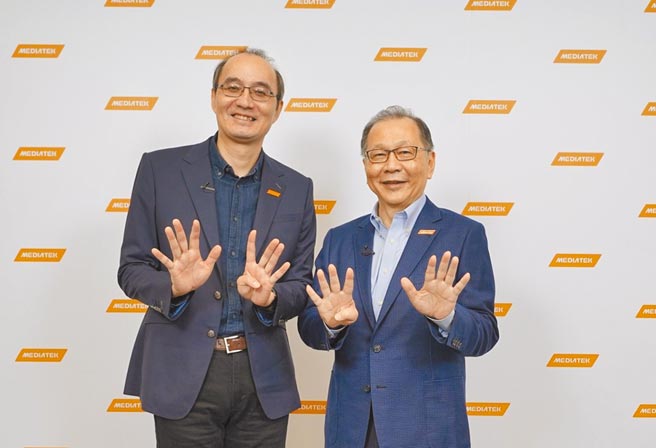 联发科副董事长暨执行长蔡力行（右）与总经理陈冠州（左）一起比出五的手势，象徵联发科在5G市场持续迈进。图／业者提供