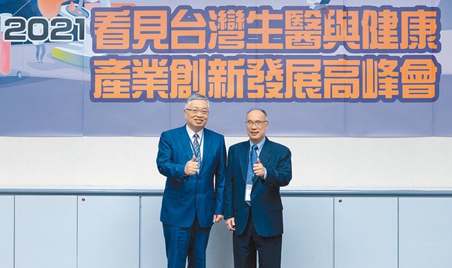 工商時報主辦的「2021看見台灣生醫與健康產業創新發展高峰會」19日舉行，邀請多位產官學界專家與談。國家衛生研究院長梁賡義（右）與商業發展研究院商業科技應用研究所長黃兆仁（左）一同合影。圖／王德為