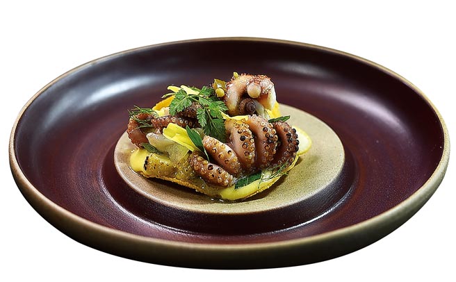 〈澎湖石鮔／玉米饼／柠檬／佛手柑〉是将澎湖特产小章鱼炭烤后，以柠檬醋汁和辣椒粉调味，搭配炸过的玉米饼与佛手柑，最后以不同辛香料提香。图／姚舜