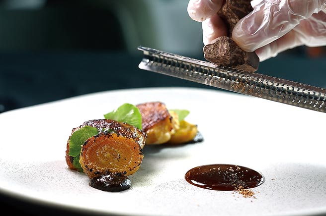 〈云林萨索鸡翅／梅山乌梅／屏东巧克力／番茄〉上桌后会现刨巧克力粉提味。图／姚舜